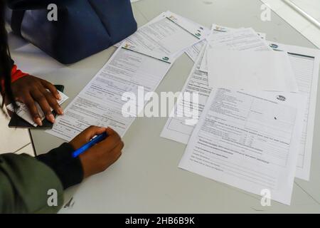 Aéroport international du Cap, Afrique du Sud.8th décembre 2021.Les passagers reprennent l'avion pour l'Europe en raison de l'attention portée à la nouvelle variante Omicron de la COVID. Banque D'Images