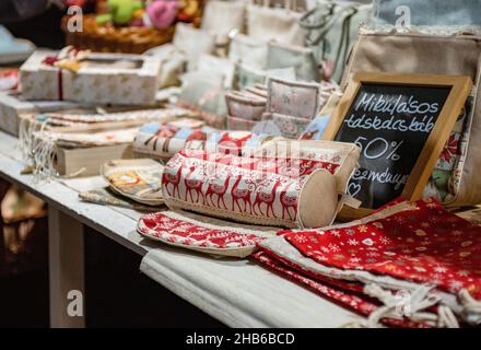 BUDAPEST, HONGRIE - 09 décembre 2021: Souvenirs et décorations de noël en vente sur le marché de noël à Budapest, Hongrie Banque D'Images
