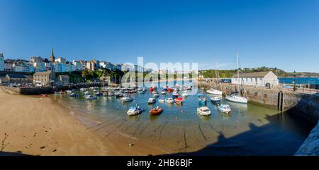 Des bateaux amarrés à Harbour Beach à marée basse à Tenby, une ville côtière fortifiée de Pembrokeshire, côte sud du pays de Galles, sur le côté ouest de Carmarthen Bay Banque D'Images