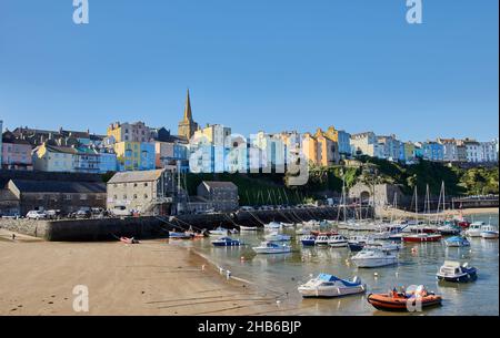 Des bateaux amarrés à Harbour Beach à marée basse à Tenby, une ville côtière fortifiée de Pembrokeshire, côte sud du pays de Galles, sur le côté ouest de Carmarthen Bay Banque D'Images