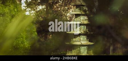 Photo hypnotique d'une tour chinoise dans une forêt pendant la journée Banque D'Images