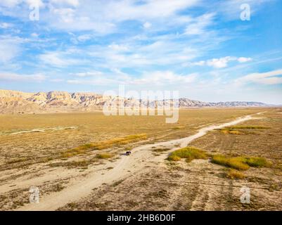 Vue aérienne jusqu'à la jeep en conduisant sur la route dans les zones protégées du parc national de VAshlovani.Géorgie Banque D'Images