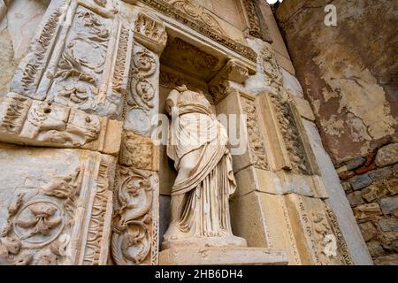 Statue d'Épisteme (connaissance) dans la Bibliothèque de Celsus dans la ville antique d'Éphèse. Banque D'Images