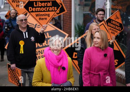 Daisy Cooper, vice-présidente démocrate libérale (à gauche), avec Helen Morgan, députée nouvellement élue, lors d'une promenade à Oswestry, dans le Shropshire, après sa victoire au North Shropshire by-electiom.Date de la photo: Vendredi 17 décembre 2021. Banque D'Images