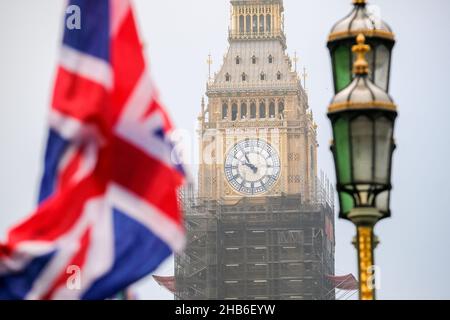 Big Ben, Westminster, Londres, Royaume-Uni.17th décembre 2021.La face de l'horloge de Big Ben est maintenant visible lorsque l'échafaudage est progressivement retiré.Crédit : Matthew Chattle/Alay Live News Banque D'Images