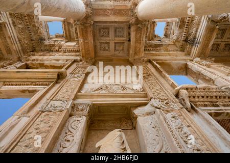 Vue détaillée de la bibliothèque de Celsus dans la ville antique d'Ephèse (Efes).La bibliothèque Celsus est un ancien bâtiment romain d'Éphèse, en Turquie. Banque D'Images