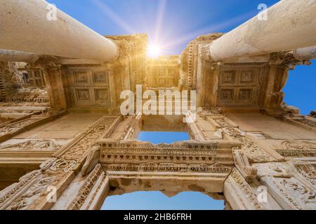 Le plafond de la Bibliothèque de Celsus par une journée ensoleillée dans la ville antique d'Éphèse. Banque D'Images