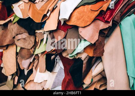 Fond fait de plusieurs pièces de cuir naturel de haute qualité dans la manufacture.Matériaux pour le cuir artisanal.Mise au point sélective Banque D'Images