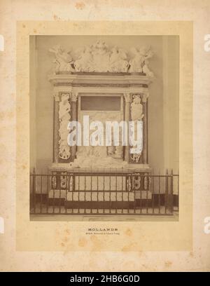 Tombeau monument de l'amiral Maarten Harpertszoon Tromp dans l'Oude Kerk à Delft, anonyme, Oude Kerk, c.1875 - c.1900, carton, imprimé albumine, hauteur 276 mm × largeur 222 mm Banque D'Images