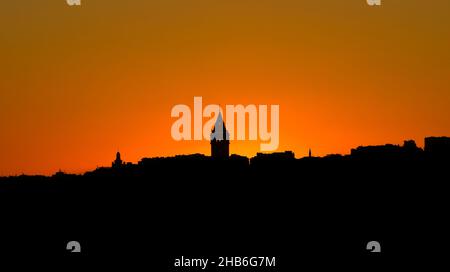 Silhouette de la tour de Galata au coucher du soleil à Istanbul. Banque D'Images