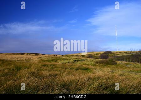 Mât de communication à la colline d'hiver du Lancashire à la mi-décembre, lors d'une glorieuse journée ensoleillée de ciel bleu. Banque D'Images