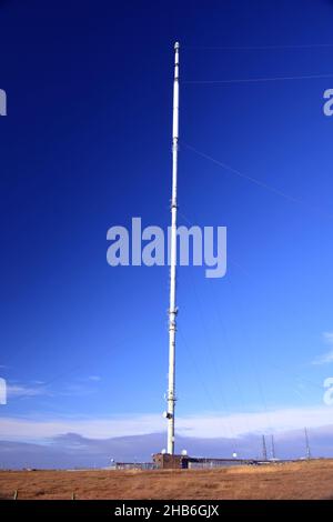 Mât de communication à la colline d'hiver du Lancashire à la mi-décembre, lors d'une glorieuse journée ensoleillée de ciel bleu. Banque D'Images