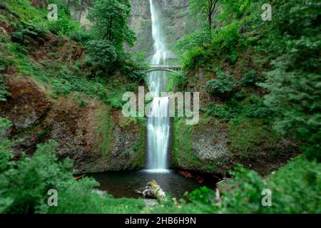 Multnomah Falls est une chute d'eau située sur le ruisseau Multnomah dans la gorge de la rivière Columbia, Oregon Banque D'Images