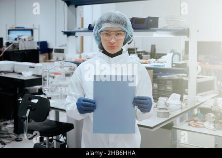 Portrait d'un jeune scientifique ou d'un journal ou de notes de la main médique en laboratoire Banque D'Images