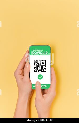 Health Passport COVID-19 sur smartphone, passe numérique verte avec code QR, passeport de vaccin d'immunité Banque D'Images