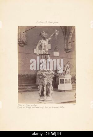 Sculpture de Perseus avec la tête de Medusa dans la Loggia dei Lanzi à Florence, Florence.Loggia dei Lanzi.Perseus avec la tête de Medusa (1553), bronze par Benvenuto Cellini (titre sur objet), anonyme, Florence, c.1875 - c.1900, carton, imprimé albumine, hauteur 242 mm × largeur 180 mm Banque D'Images