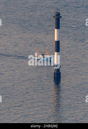 Coupe-pêche passant un marqueur de fairway sur la mer du Nord dans la région de l'estuaire de l'Elbe, photo aérienne, Allemagne, Basse-Saxe, Cuxhaven Banque D'Images