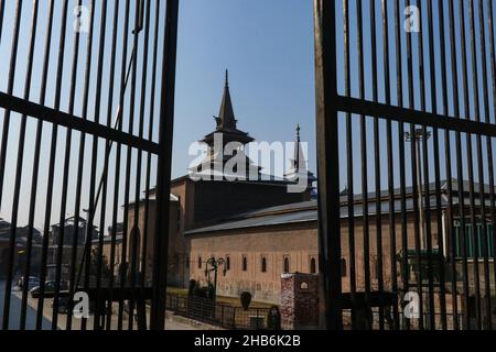 Cachemire, Inde.17th décembre 2021.17 décembre 2021, Srinagar, Jammu-et-Cachemire, Inde: Une vue de Jamia Masjid du Cachemire, ou la grande mosquée comme sa porte qui reste verrouillée vendredi à Srinagar, Cachemire contrôlé par l'Inde.Pour les musulmans cachemiriens, c'est un lieu sacré pour les prières du vendredi et un endroit où ils peuvent élever leur voix pour les droits politiques.Au cours des 15 dernières années, elle a fait l'objet d'interdictions et de blocages périodiques par les gouvernements indiens successifs.Mais les restrictions actuelles sont les plus sévères depuis que la région a été divisée entre l'Inde et le Pakistan après l'indépendance des deux nations Banque D'Images