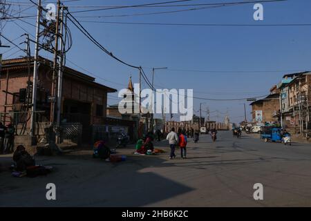 Cachemire, Inde.17th décembre 2021.17 décembre 2021, Srinagar, Jammu-et-Cachemire, Inde: Une vue de Jamia Masjid du Cachemire, ou la grande mosquée comme sa porte qui reste verrouillée vendredi à Srinagar, Cachemire contrôlé par l'Inde.Pour les musulmans cachemiriens, c'est un lieu sacré pour les prières du vendredi et un endroit où ils peuvent élever leur voix pour les droits politiques.Au cours des 15 dernières années, elle a fait l'objet d'interdictions et de blocages périodiques par les gouvernements indiens successifs.Mais les restrictions actuelles sont les plus sévères depuis que la région a été divisée entre l'Inde et le Pakistan après l'indépendance des deux nations Banque D'Images