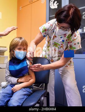 Ostrava, République tchèque.17th décembre 2021.La vaccination contre le COVID-19 pour les enfants âgés de 5-11 à 24 ans a commencé à l'hôpital de la ville d'Ostrava, en République tchèque, le 17 décembre 2021.Crédit: Jaroslav Ozana/CTK photo/Alay Live News Banque D'Images