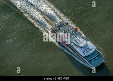 Ferry à grande vitesse MS Halunder Jet on the Lower Elbe, vue aérienne, Allemagne, parc national de Hamburgisches Wattenmeer, Cuxhaven Banque D'Images
