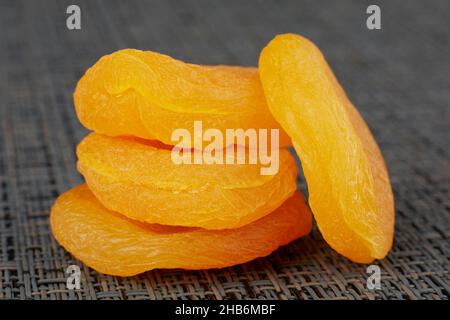 Photo en gros plan des abricots séchés, empilés les uns sur les autres Banque D'Images