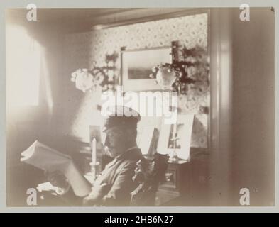 La lecture du Kaiser Wilhelm II en uniforme dans sa hutte, Seine Majestät der Kaiser auf der Heimreise (titre sur objet), fait partie de l'album Erinnerungen an Norwegen im Juli 1889., Paul Güssfeldt (attribué à), Carl Saltzmann (attribué à), Norvège, Jul-1889, papier, carton, cartonimprimé albumine, hauteur 169 mm × largeur 224 mm hauteur 314 mm × largeur 450 mm Banque D'Images