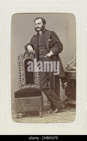 Portrait en studio d'un homme avec de grands pattes qui se développent dans une barbe, Abdullah Frères (mentionné sur l'objet), Istobel, c.1863 - c.1866, papier, carton, imprimé albumine, hauteur 80 mm × largeur 54 mm hauteur 296 mm × largeur 225 mm Banque D'Images