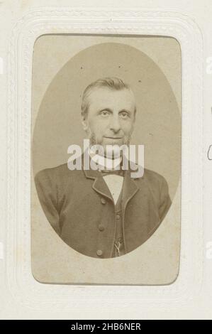 Portrait en studio d'un homme avec de grands pattes, Wegner & Mottu (mentionné sur l'objet), Amsterdam, c.1863 - c.1866, papier, carton, imprimé albumine, hauteur 80 mm × largeur 54 mm hauteur 296 mm × largeur 225 mm Banque D'Images