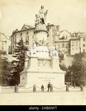 Statue de Christophe Colomb dans son lieu de naissance Gênes, Genova.Monumento C. Colombo, A. Noack Gênes (titre sur objet), la statue de Columbus se dresse au sommet d'une colonne avec une personnification de l'Amérique à ses pieds.Cette femme, vêtue d'un tissu de longe et d'une coiffe en plumes, tient une corne de beaucoup dans sa main gauche et une croix dans sa droite.Un pas plus bas, quatre saints patrons sont assis., Alfredo Noack (mentionné sur l'objet), Genua, c.1890, support photographique, imprimé albumine, hauteur 260 mm × largeur 207 mm hauteur 277 mm × largeur 367 mm Banque D'Images