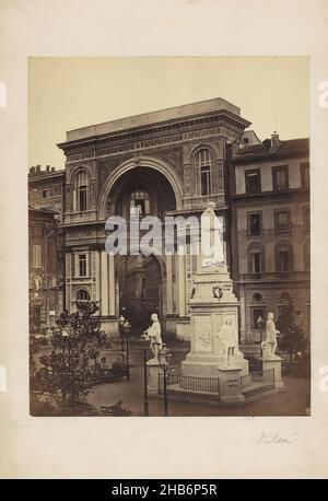 Monument à Léonard de Vinci à Milan, Italie, anonyme, Pietro Magni, Milaan,1872 - 1900, carton, papier, imprimé albumine, hauteur 479 mm × largeur 319 mm Banque D'Images