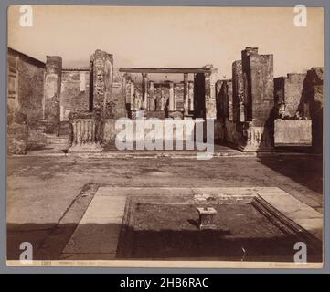 Vestiges de Casa del Fauno à Pompéi, Casa del Fauno (titre sur objet), Pompéi (titre de série sur objet), Pompéi, Casa del Fauno.Cette Maison avec le faun tire son nom du faun de bronze qui se tenait dans le bassin d'eau au premier plan et qui est absent ici (voir piédestal vide au premier plan).C'est l'une des plus anciennes maisons de Pompéi, du 5th siècle avant J.-C., qui abritait également les célèbres mosaïques Alexandre représentant la bataille d'Isus (maintenant dans le Museo Nazionale à Naples)., Giorgio Sommer (mentionné sur l'objet), Naples, 1857 - 1914, papier, carton,imprimé albumine, hauteur 207 mm × largeur 250 Banque D'Images