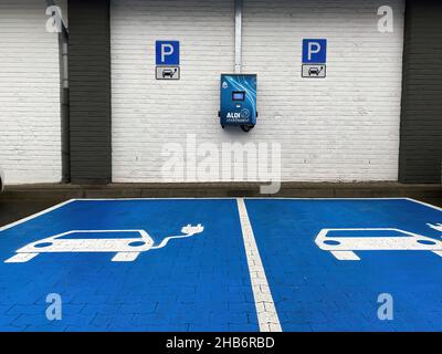 Viersen, Allemagne - décembre 9.2021: Vue sur la station de charge gratuite pour les voitures électriques sur le parking du magasin aldi Banque D'Images