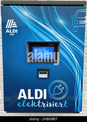 Viersen, Allemagne - décembre 9.2021: Vue sur la station de charge gratuite pour les voitures électriques sur le parking du magasin aldi Banque D'Images