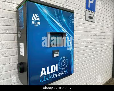 Viersen, Allemagne - décembre 9.2021: Vue sur la station de charge gratuite pour les voitures électriques sur le parking du magasin aldi Banque D'Images