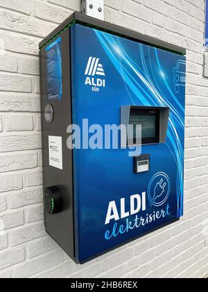 Viersen, Allemagne - décembre 9.2021: Vue sur la station de charge gratuite pour les voitures électriques sur le parking du magasin aldi Banque D'Images