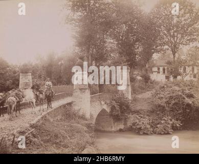 Paysage la route de Rescht, Koudoune, Iran, Paysage avec un pont avec quelques cavaliers au-dessus d'une rivière, une maison en arrière-plan la route de Rescht, koudoune, Iran., Antoine Sevruguin, (attribué à),Iran, c.1885 - c.1910, papier, imprimé albumine, hauteur 154 mm, largeur 207 mm Banque D'Images