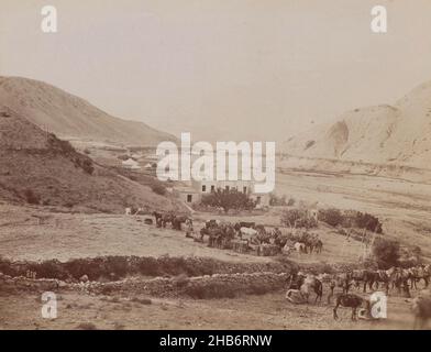 Paysage, la route de Rescht, Paitchenar ?, Iran, Paysage entouré de montagnes, avec quelques maisons et chevaux de pâturage, Iran., Antoine Sevruguin, (attribué à), Iran,c.1885 - c.1910, papier, imprimé albumine, hauteur 155 mm, largeur 208 mm Banque D'Images