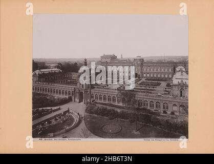 Dresden, Der Zwinger, Totalansicht, Dresden, Germanyalbumblad,Le Zwinger est un palais de style baroque ancien de la ville allemande de Dresde qui a été construit entre 1710 et 1728.Il sert maintenant de musée., éditeur: Stengel & Co. (Mentionné sur l'objet), Stengel & Co. (Mentionné sur l'objet), Allemagne, 1900, support photographique, papier,hauteur 225 mm × largeur 279 mm hauteur 292 mm × largeur 410 mm Banque D'Images