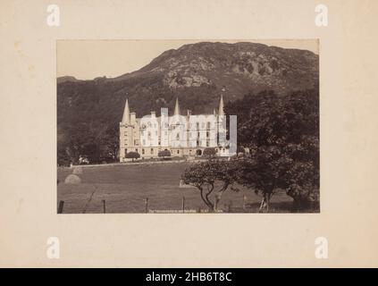 L'hôtel Trossachs et le Mont Ben A'an, près d'Édimbourg, en Écosse, l'hôtel Trossachs est devenu célèbre à la suite de la poésie romantique créée dans la région (dont Sir Walter Scott : la Dame du Lac).Elle donne sur le Loch Achray.Ben A'an est une montagne de 461 mètres de haut.Le Trossachs est étroitement défini comme la zone de forêt entre le Loch Katrine à l'ouest et le Loch Achray à l'est; mais le nom est également utilisé pour décrire la plus grande zone entre Argyll et Perthshire, à l'est de Ben Lomond., George Washington Wilson (mentionné sur l'objet), c.1875 - c.1900, papier, carton, imprimé albumine, hauteur 187 mm Banque D'Images