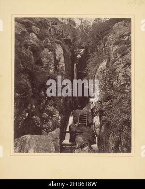 Dungeon Ghyll, Great Langdale Valley, Cumbria, Angleterre, Dungeon Ghyll est un ravin.Ceci est montré dans la photographie, avec une chute d'eau (connue sous le nom de Dungeon Ghyll Force), et sur les pierres le long de l'eau il y a une échelle en évidence dans la photo., A. Poulsen (mentionné sur l'objet), Angleterre, c.1885 - c.1910, papier, carton, imprimé albumine, hauteur 284 mm × largeur 247 mm hauteur 403 mm × largeur 322 mm Banque D'Images