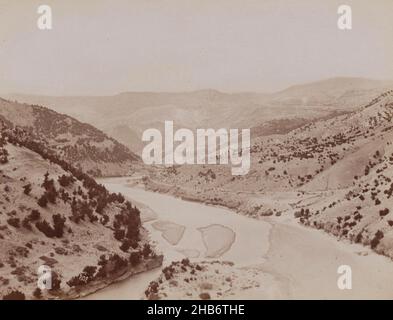 Paysage avec rivière et collines des deux côtés (la route de Rescht), Iran, Paysage avec rivière et collines des deux côtés (la route de Rescht), Iran., Antoine Sevruguin (attribué à), Iran, c.1880 - c.1910, papier, imprimé albumine, hauteur 154 mm, largeur 225 mm Banque D'Images