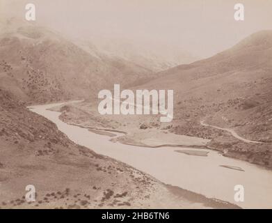 Paysage avec rivière et collines des deux côtés (la route de Rescht), Iran, Paysage avec rivière et collines des deux côtés (la route de Rescht), Iran., Antoine Sevruguin (attribué à), Iran, c.1880 - c.1910, papier, imprimé albumine, hauteur 154 mm, largeur 225 mm Banque D'Images