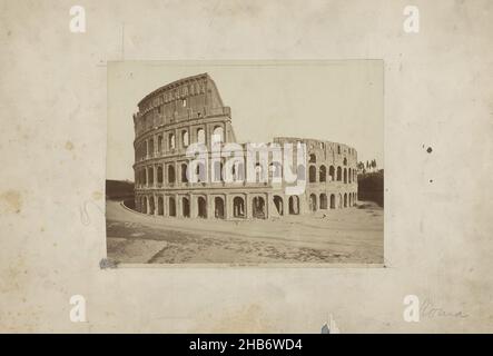 Vue du Colisée à Rome, Italie, Colosseo (titre sur objet), Roma (titre de la série sur objet), anonyme, Rome, 1851 - 1900, carton,papier, imprimé albumine, hauteur 318 mm × largeur 478 mm Banque D'Images