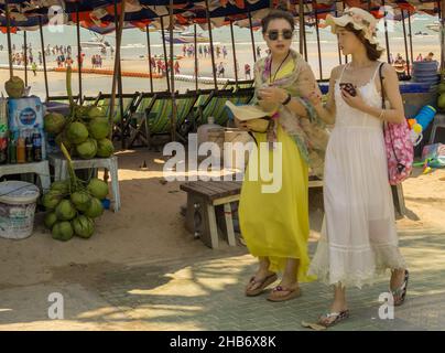 PATTAYA, THAÏLANDE - 20 avril 2018: PATTAYA,THAÏLANDE - 20,2018 AVRIL: La plage de nombreux touristes de Chine se détendre et y nager et louer des bateaux pour les voyages.S. Banque D'Images