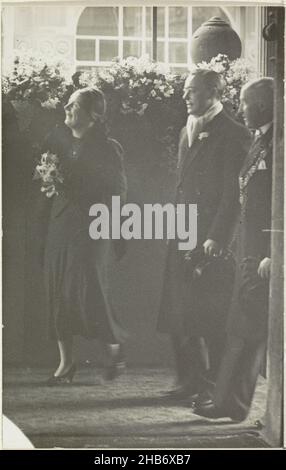 Mariage de Juliana, Reine des pays-Bas, et Bernhard van Lippe-Biesterfeld à la mairie de la Haye le 19 décembre 1936, anonyme, pays-Bas, 19-déc-1936, support photographique,hauteur 139 mm × largeur 89 mm Banque D'Images