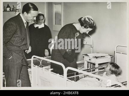 Visite de Juliana, Reine des pays-Bas, et Bernhard van Lippe-Biesterfeld à l'hôpital 'Bethesda' de Silésie en janvier 1937, anonyme, éditeur: W. Ten Has (mentionné sur objet), pays-Bas, éditeur: Amsterdam, Jan-1937, support photographique,hauteur 107 mm × largeur 151 mm Banque D'Images