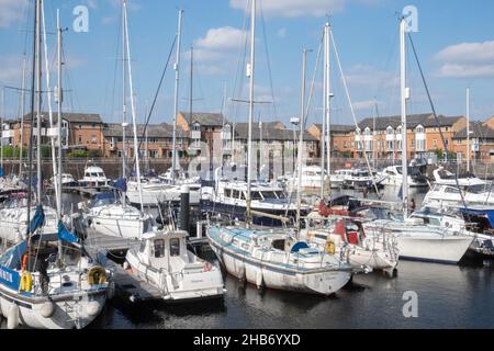 Yachts,bateaux,voile,voiliers,Bateaux,à,port,de,plaisance,baie de Cardiff,Cardiff,sud,pays de Galles,gallois,GB,Grande-Bretagne,Grande-Bretagne,britannique,GB,Royaume-Uni,Europe,Europe,européenne,baie de Cardiff est une région et un lac d'eau douce à Cardiff, pays de Galles.Site d'une ancienne baie marémotrice et d'un estuaire, il sert d'embouchure de la rivière Taff et Ely.Le plan d'eau a été converti en un lac de 500 hectares dans le cadre d'un projet de réaménagement du gouvernement britannique, impliquant l'amortissement des rivières par le barrage de Cardiff Bay en 1999.Le barrage empiète sur les rivières de l'estuaire de Severn et crée un lac permanent non marémotrice de haute eau Banque D'Images