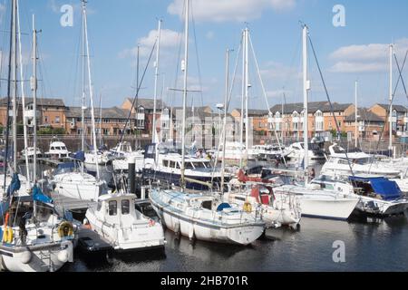 Yachts,bateaux,voile,voiliers,Bateaux,à,port,de,plaisance,baie de Cardiff,Cardiff,sud,pays de Galles,gallois,GB,Grande-Bretagne,Grande-Bretagne,britannique,GB,Royaume-Uni,Europe,Europe,européenne,baie de Cardiff est une région et un lac d'eau douce à Cardiff, pays de Galles.Site d'une ancienne baie marémotrice et d'un estuaire, il sert d'embouchure de la rivière Taff et Ely.Le plan d'eau a été converti en un lac de 500 hectares dans le cadre d'un projet de réaménagement du gouvernement britannique, impliquant l'amortissement des rivières par le barrage de Cardiff Bay en 1999.Le barrage empiète sur les rivières de l'estuaire de Severn et crée un lac permanent non marémotrice de haute eau Banque D'Images