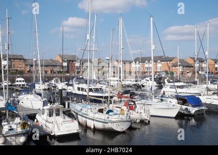 Yachts,bateaux,voile,voiliers,Bateaux,à,port,de,plaisance,baie de Cardiff,Cardiff,sud,pays de Galles,gallois,GB,Grande-Bretagne,Grande-Bretagne,britannique,GB,Royaume-Uni,Europe,Europe,européenne,baie de Cardiff est une région et un lac d'eau douce à Cardiff, pays de Galles.Site d'une ancienne baie marémotrice et d'un estuaire, il sert d'embouchure de la rivière Taff et Ely.Le plan d'eau a été converti en un lac de 500 hectares dans le cadre d'un projet de réaménagement du gouvernement britannique, impliquant l'amortissement des rivières par le barrage de Cardiff Bay en 1999.Le barrage empiète sur les rivières de l'estuaire de Severn et crée un lac permanent non marémotrice de haute eau Banque D'Images